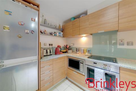 2 bedroom apartment to rent, Castle Court, Brewhouse Lane, London