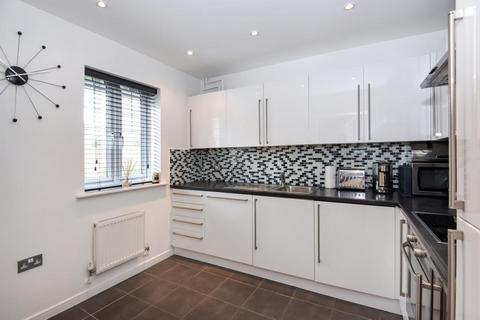 3 bedroom townhouse for sale, Shinfield,  Convenient for J11 M4,  Town Centre and local amenities,  RG2