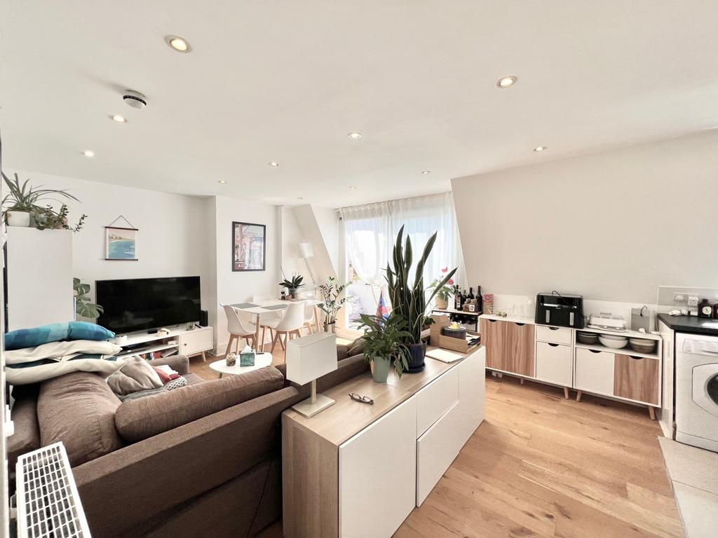 Top Floor 2 bed Flat for Rent