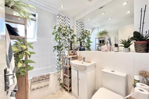 2 bedroom flat to rent, London NW6