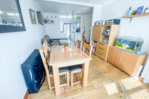 2 bedroom end of terrace house for sale, Fernside Avenue, Hanworth, Middlesex, TW13