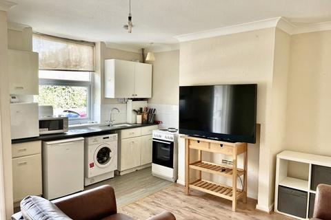 1 bedroom end of terrace house for sale, Carlinghow Lane, Batley