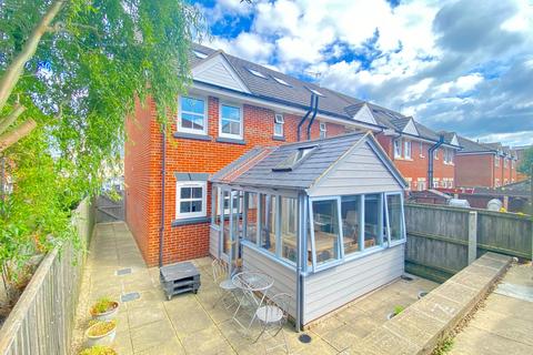 4 bedroom semi-detached house to rent, Consort Road, Cowes