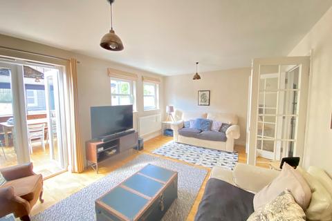 4 bedroom semi-detached house to rent, Consort Road, Cowes