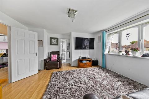 2 bedroom flat for sale, Redford Close, Feltham