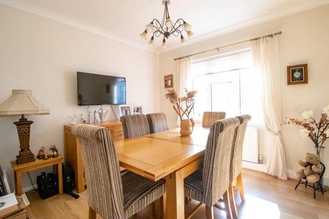 4 bedroom chalet for sale, Steyning Avenue, Southend-on-Sea SS2