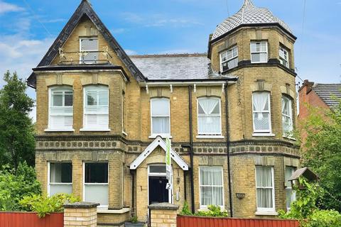 1 bedroom flat for sale, Cargate Avenue, Aldershot