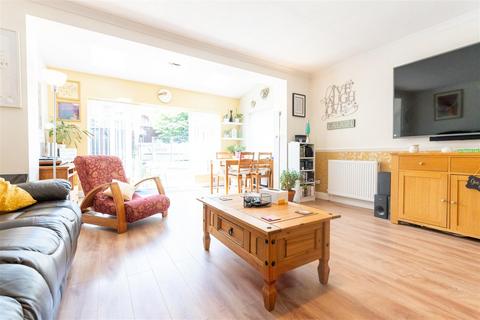 42 Bampton Avenue, Chard, TA20 1DS