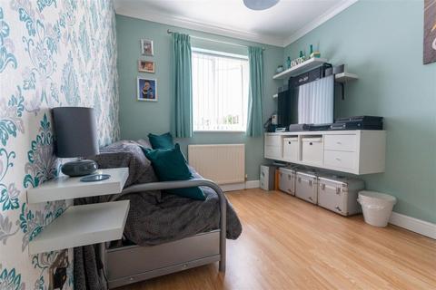 42 Bampton Avenue, Chard, TA20 1DS