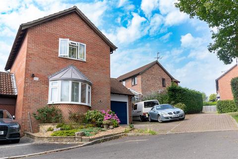 42 Bampton Avenue, Chard, TA20 1DS