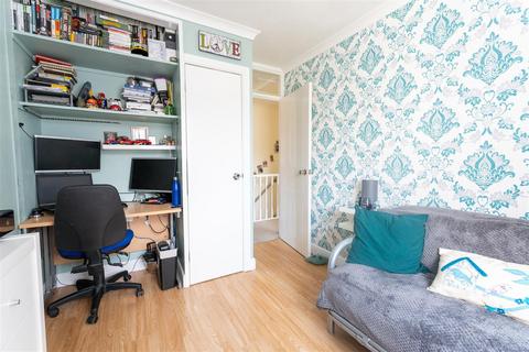 42 Bampton Avenue, Chard, TA20 1DS
