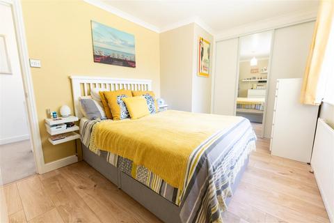 42 Bampton Avenue, Chard, TA20 1DS