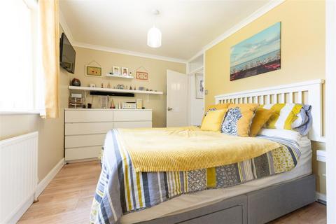 42 Bampton Avenue, Chard, TA20 1DS