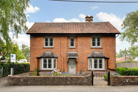 3 bedroom detached house for sale, High Street, Worton