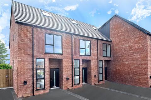 3 bedroom townhouse for sale, Canal Street, Macclesfield