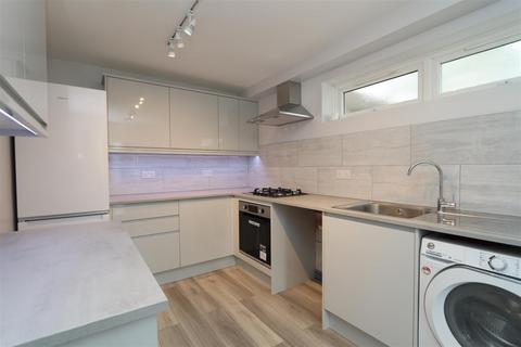 2 bedroom maisonette to rent, Pellipar Close, Palmers Green, N13