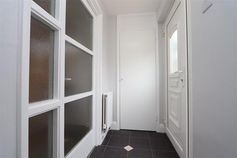 2 bedroom maisonette to rent, Pellipar Close, Palmers Green, N13