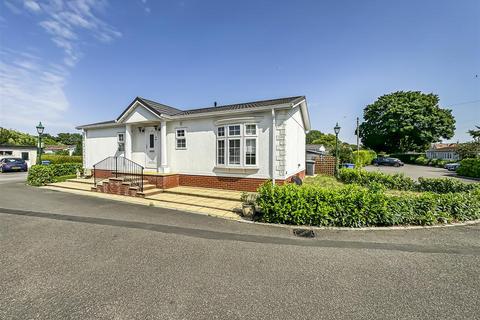 2 bedroom mobile home for sale, Willows Riverside Park, Windsor