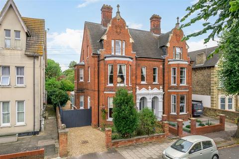 7 bedroom semi-detached house for sale, Chaucer Road, Bedford