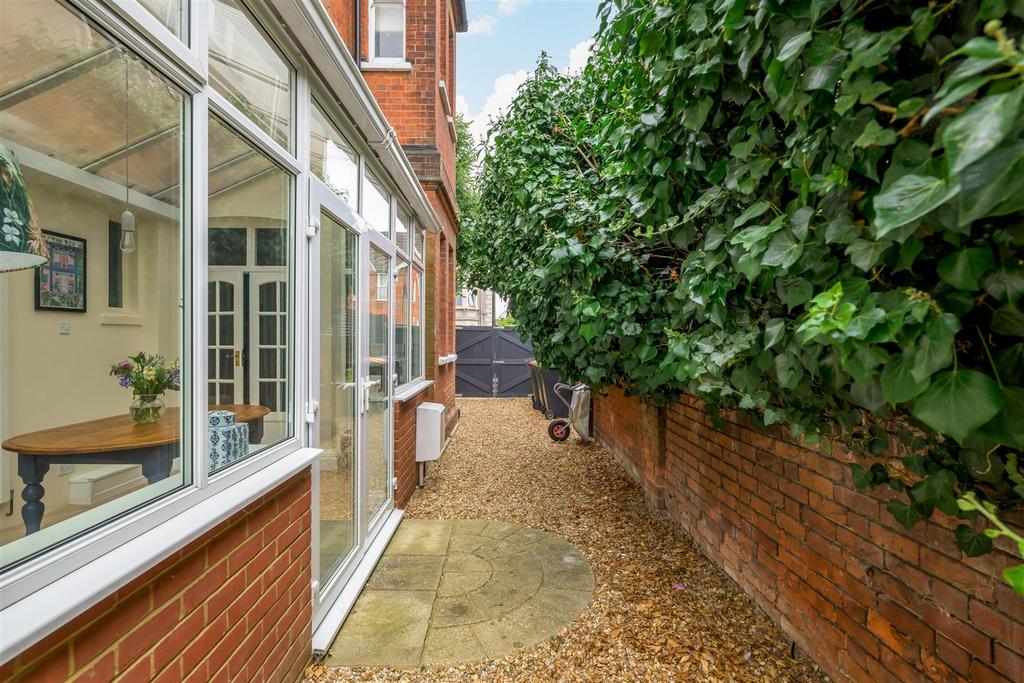 240805 - 45 Chaucer Road, Bedford - 03.jpg