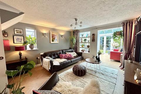 31 Bressingham Gardens, Northampton, NN4 0XS