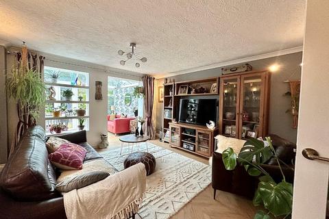 31 Bressingham Gardens, Northampton, NN4 0XS