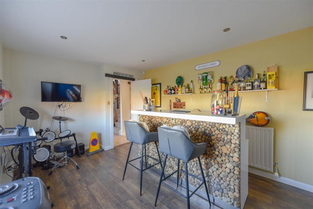 Bar/playroom