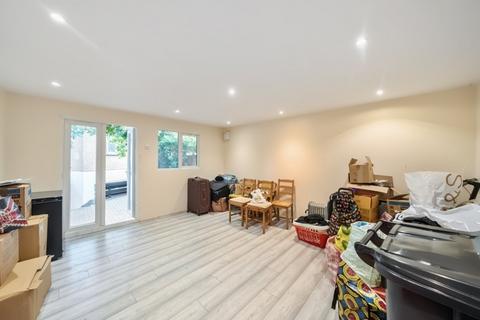 6 Saunders Road, London, SE18 1NU