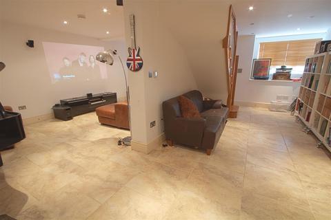28 Crown Road, Billericay, CM11 2AE