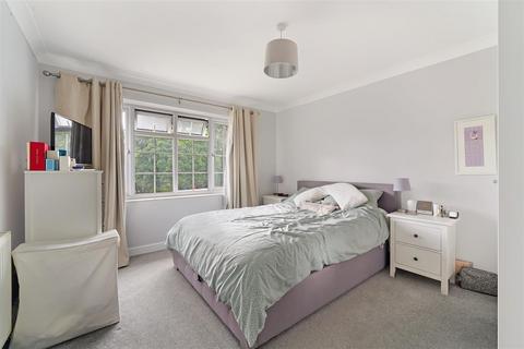 9, Spring Court Chessington Road, Epsom, KT17 1TQ