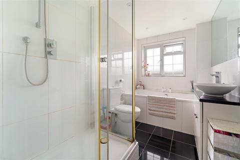 9, Spring Court Chessington Road, Epsom, KT17 1TQ