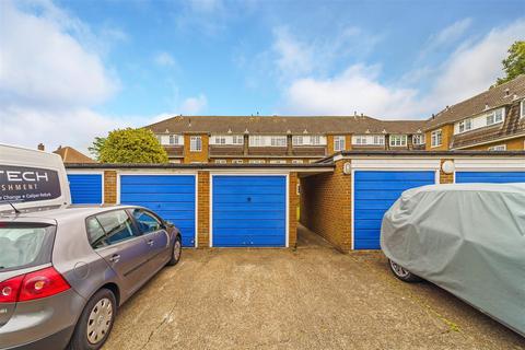9, Spring Court Chessington Road, Epsom, KT17 1TQ