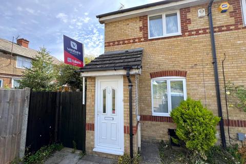 2 bedroom end of terrace house to rent, Larkspur Gardens, Luton LU4