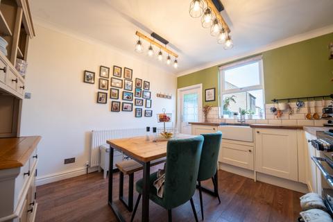 118 Lydgate Lane, Sheffield, S10 5FP