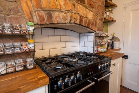 118 Lydgate Lane, Sheffield, S10 5FP
