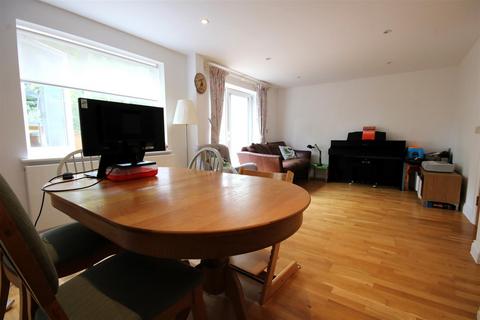 11 Oak Glade, Epsom, KT19 8ND