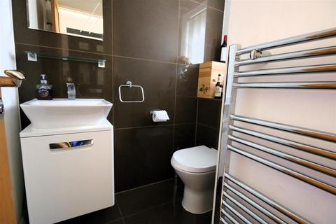 11 Oak Glade, Epsom, KT19 8ND