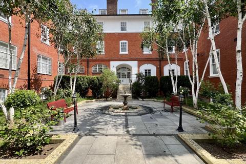 Studio to rent, Fulham Palace Road