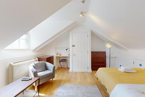 Studio to rent, Fulham Palace Road