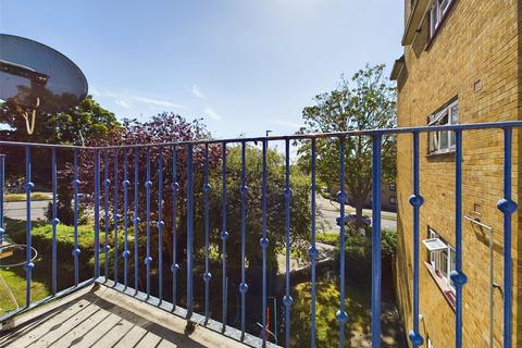 2 bedroom maisonette for sale, Wood Street, London E17