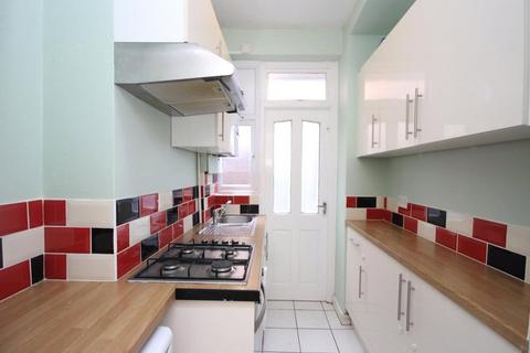 2 bedroom flat to rent, Edward Road, Walthamstow, London E17