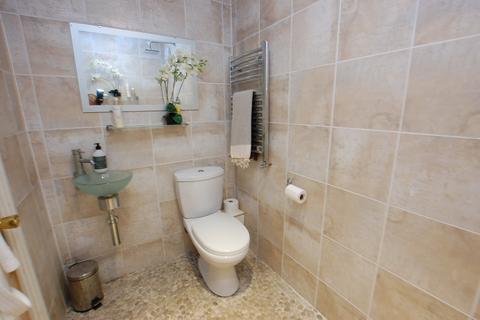 4 bedroom end of terrace house for sale, Kings Road, Greater Manchester OL6