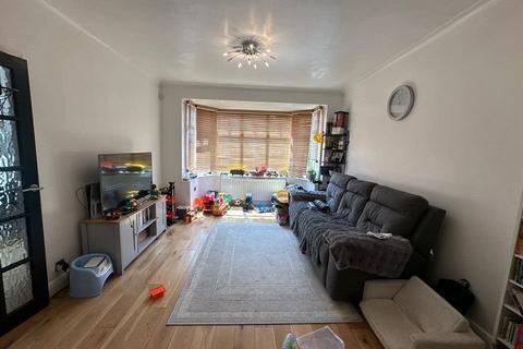 3 bedroom terraced house to rent, Rushden Gardens, Ilford IG5