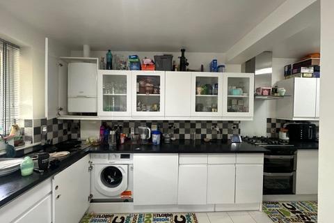 3 bedroom terraced house to rent, Rushden Gardens, Ilford IG5