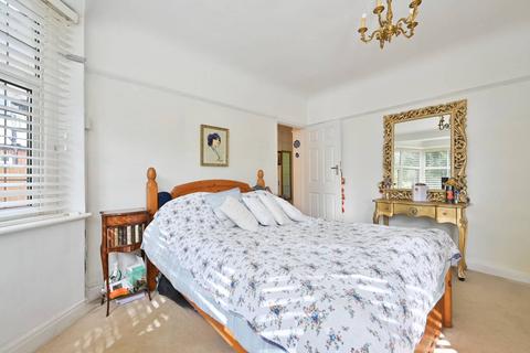 2 Perth Close, London, SW20 0AJ