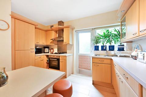 2 Perth Close, London, SW20 0AJ