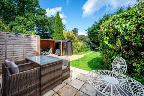 2 Perth Close, London, SW20 0AJ