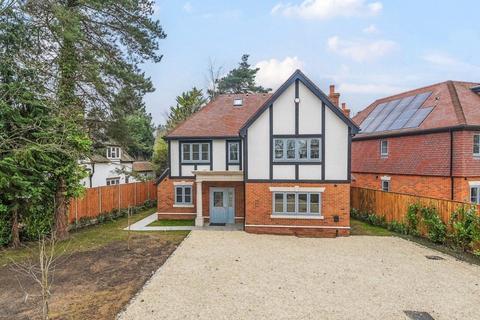 5 bedroom detached house to rent, Guildford Lane, Woking, GU22