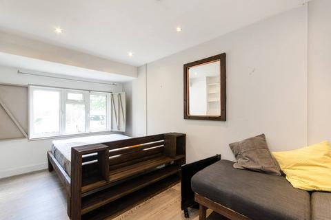 Studio to rent, Sovereign Close, Ealing, London, W5