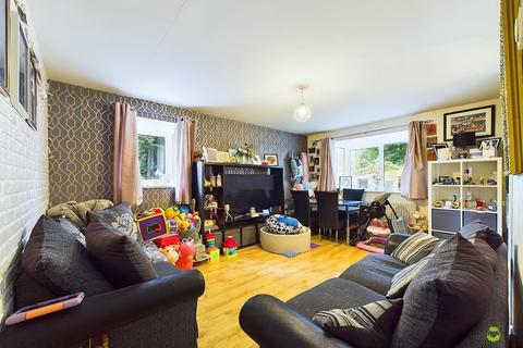 2 bedroom ground floor flat for sale, Heathdene Drive, Belvedere, Kent, DA17